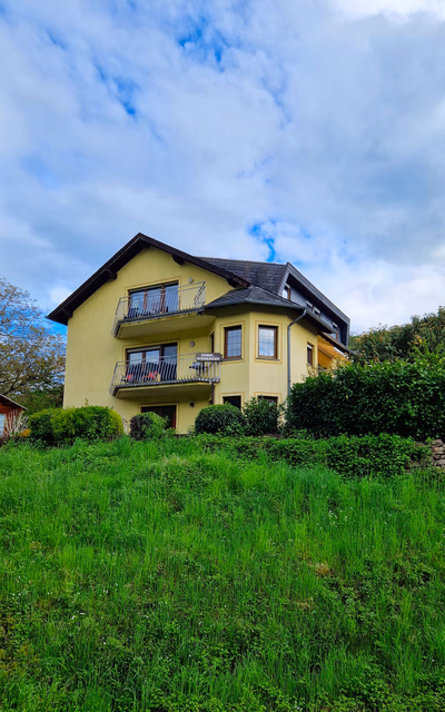 Hausansicht aus tiefer Perspektive von der Kapellenstraße