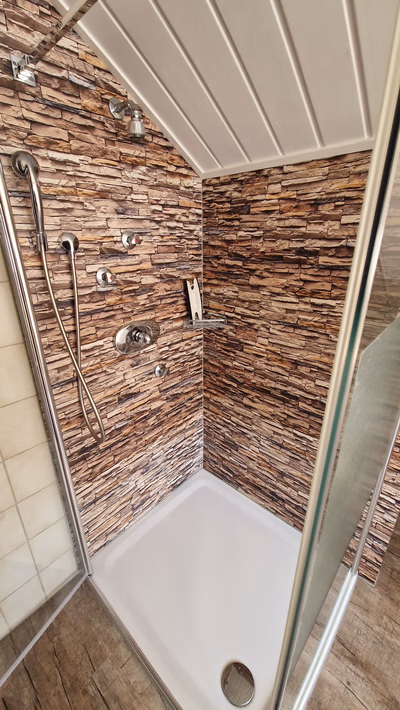 Badezimmer mit Blick auf die moderne Dusche