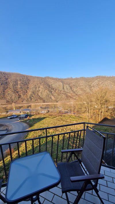 Balkon mit Ausblick auf die Berge der anderen Moselseite und Sitzgelegenheiten