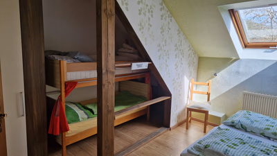 großes Schlafzimmer mit Blick auf das Etagenbett, einen Schrank, Fenster und das Doppelbett