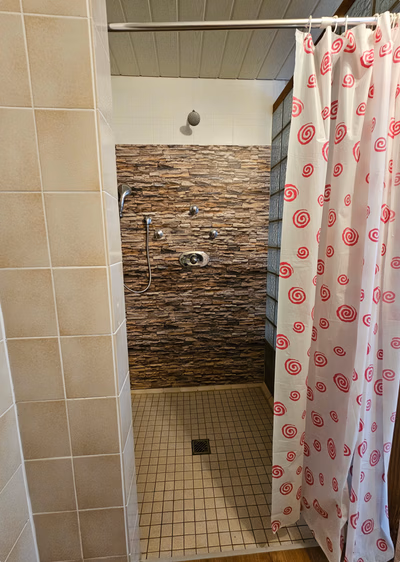 Badezimmer mit Blick auf die große ebenerdige Dusche